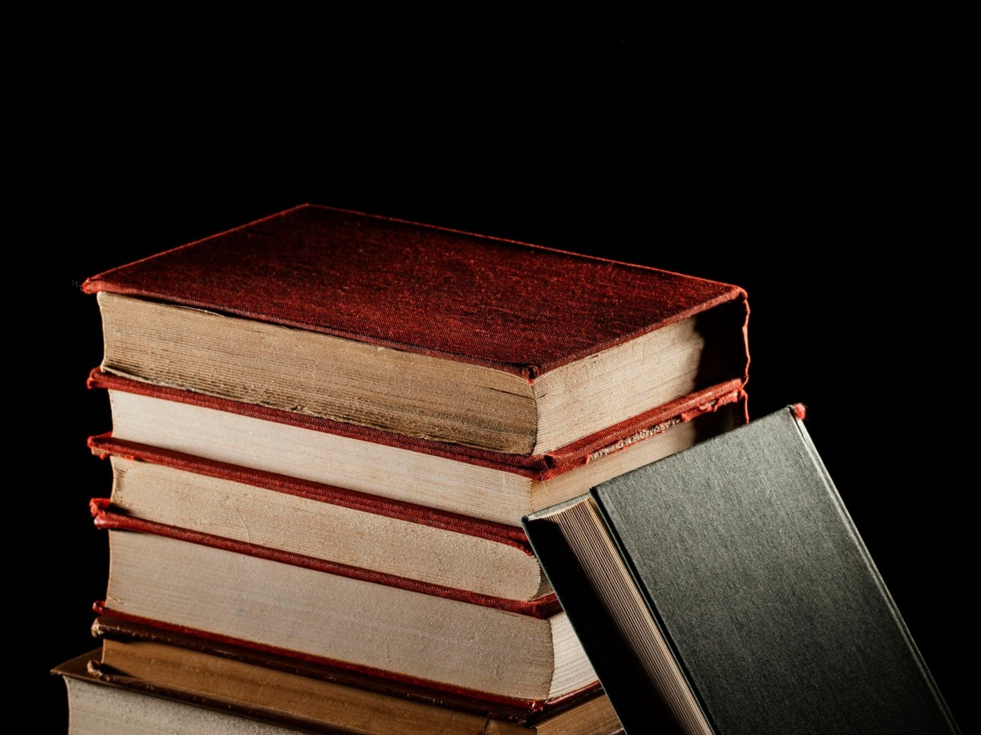 fila de libros con fondo negro